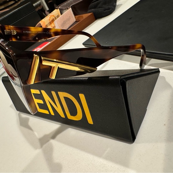 Fendi Sunglasess FE400981 - Picture 2 of 3